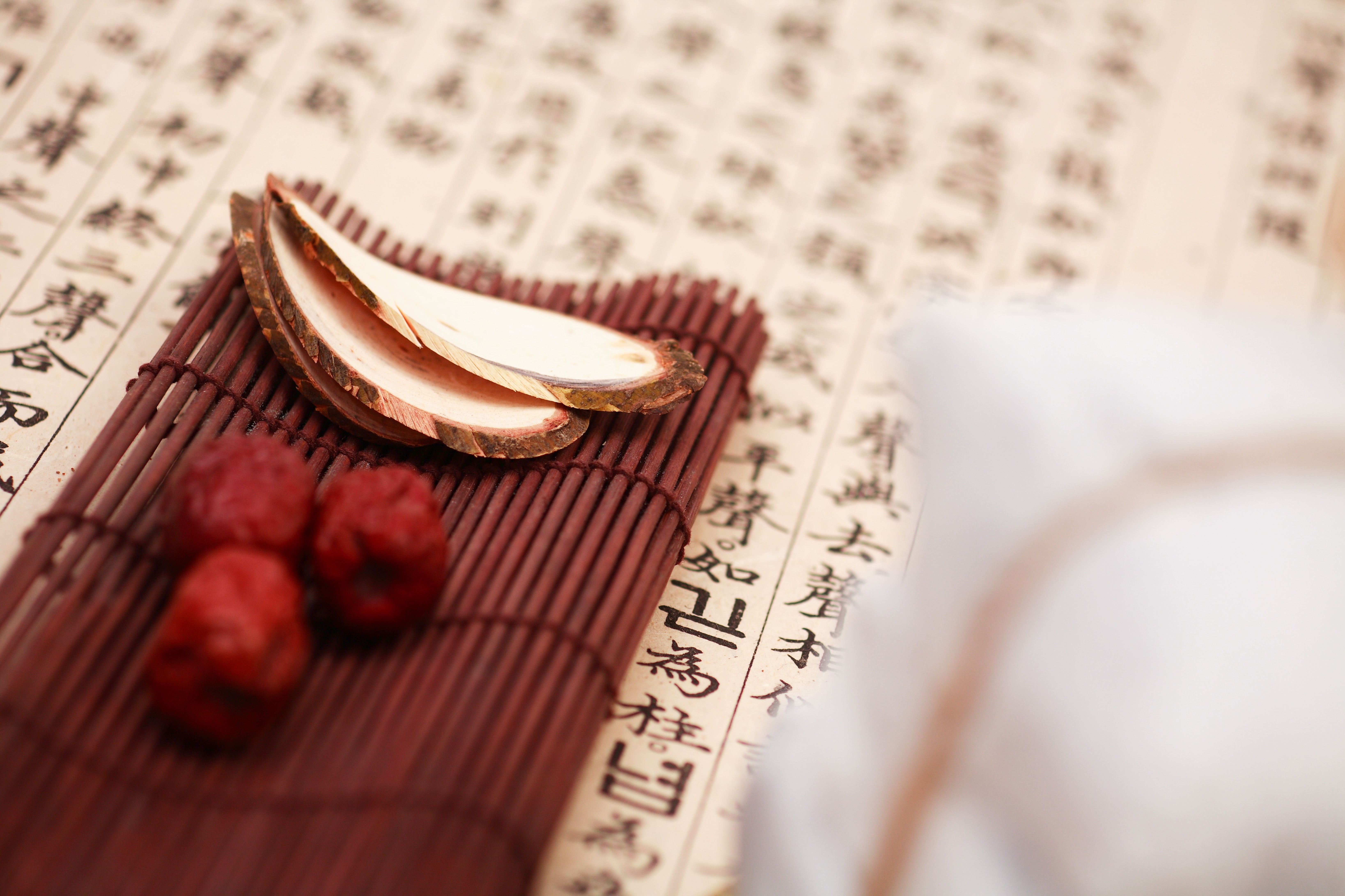 和颜®坤泰胶囊、坤立舒®苦参凝胶荣获“2022年中国药店店员推荐率最高品牌”。